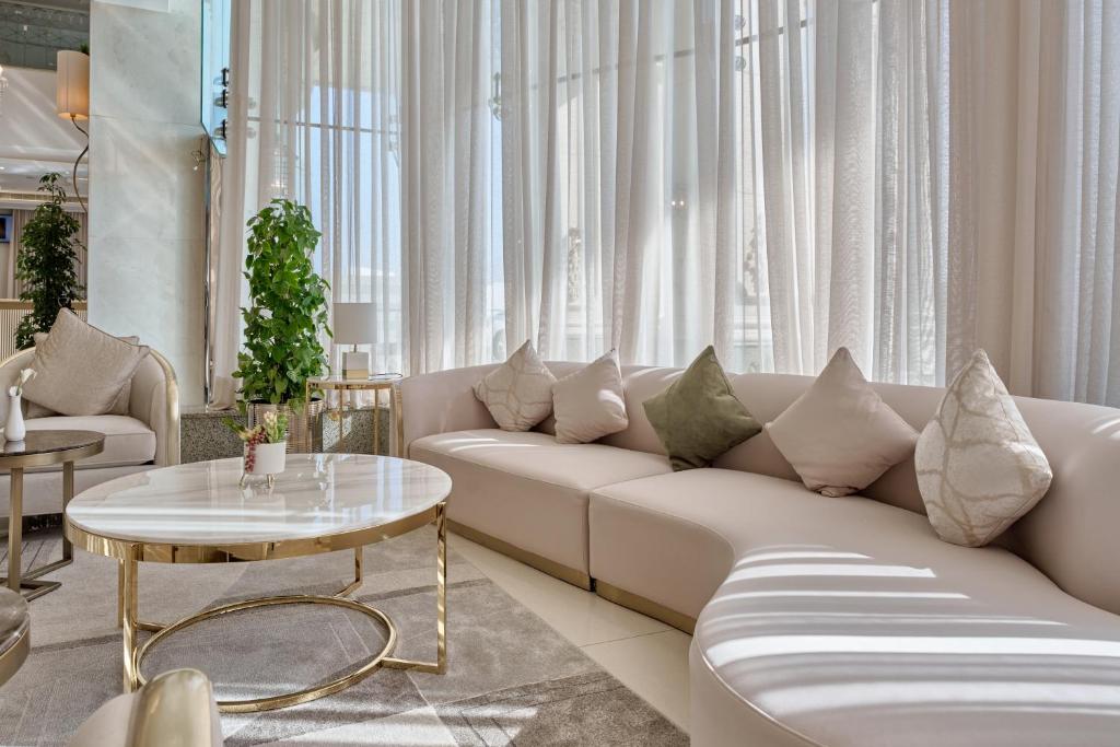 吉達的住宿－Paradise Nice Hotel Jeddah，客厅配有沙发和桌子