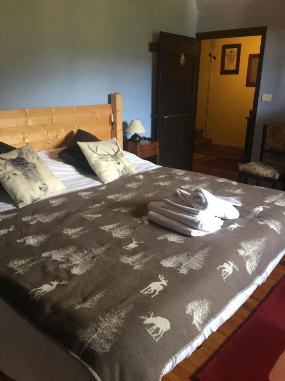 Łóżko lub łóżka w pokoju w obiekcie La Maison du Carlit