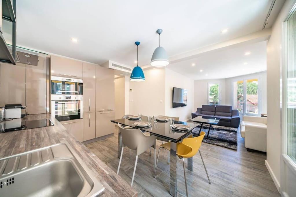 une cuisine et un salon avec une table et des chaises dans l'établissement Centre ville Croisette, à Cannes