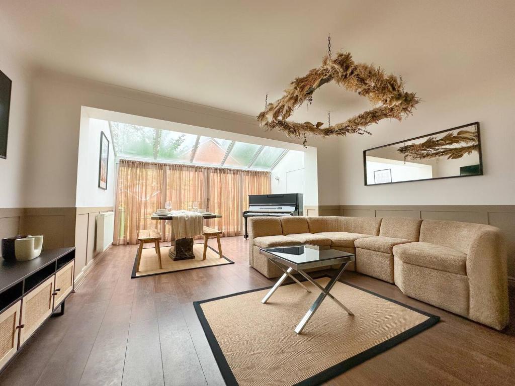 sala de estar con sofá y mesa en Scandinavian Haus For 8 en Mánchester