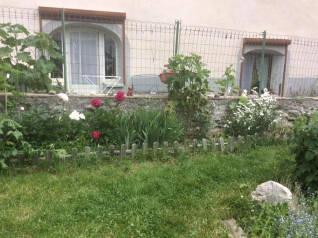 a garden with flowers in front of a house at studio ensoleillé avec jardin pour 2 à Monêtier in Le Monêtier-les-Bains