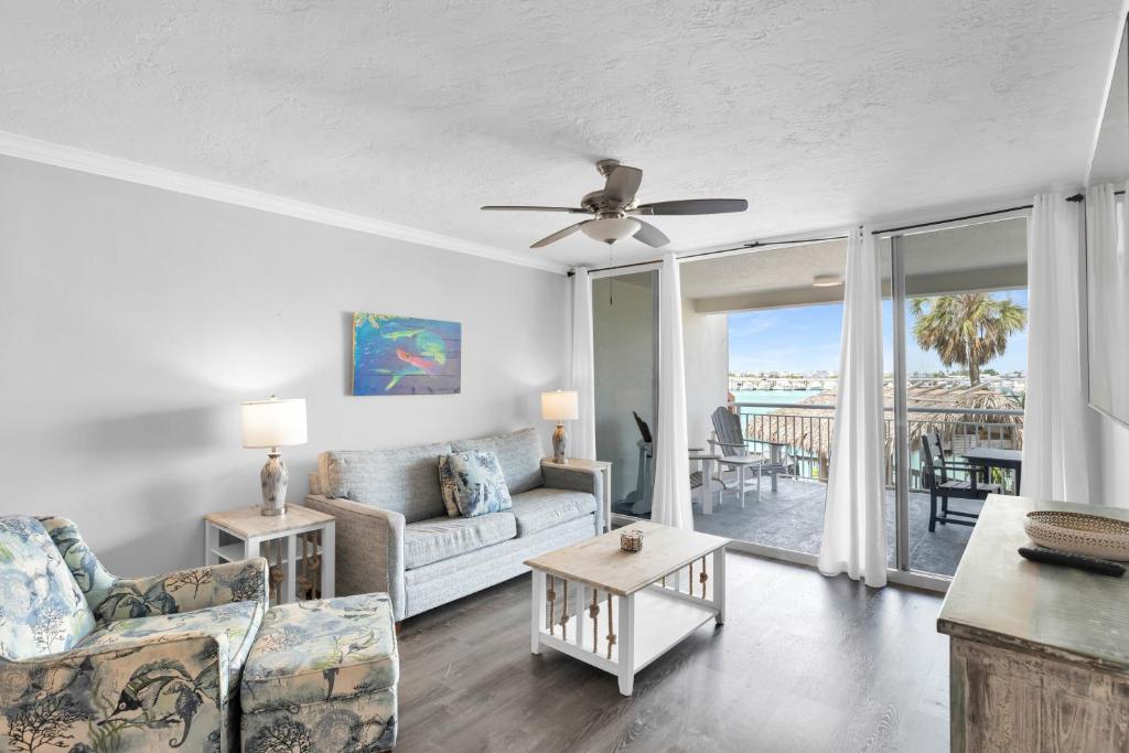 Posezení v ubytování Aruba - Downtown Waterfront 2x2 Dock & Pool Pet-Friendly