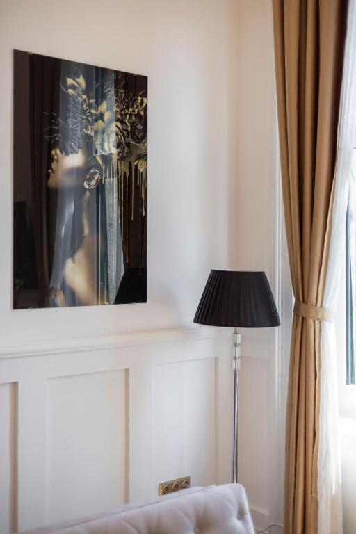 Una cama o camas en una habitación de High-end Luxurious Quentin Residence in the Heart of Budapest