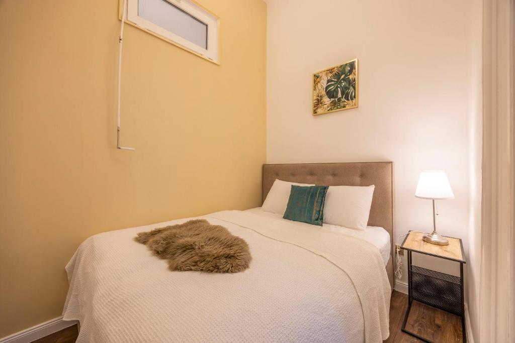 Una cama o camas en una habitación de High-end Luxurious Quentin Residence in the Heart of Budapest