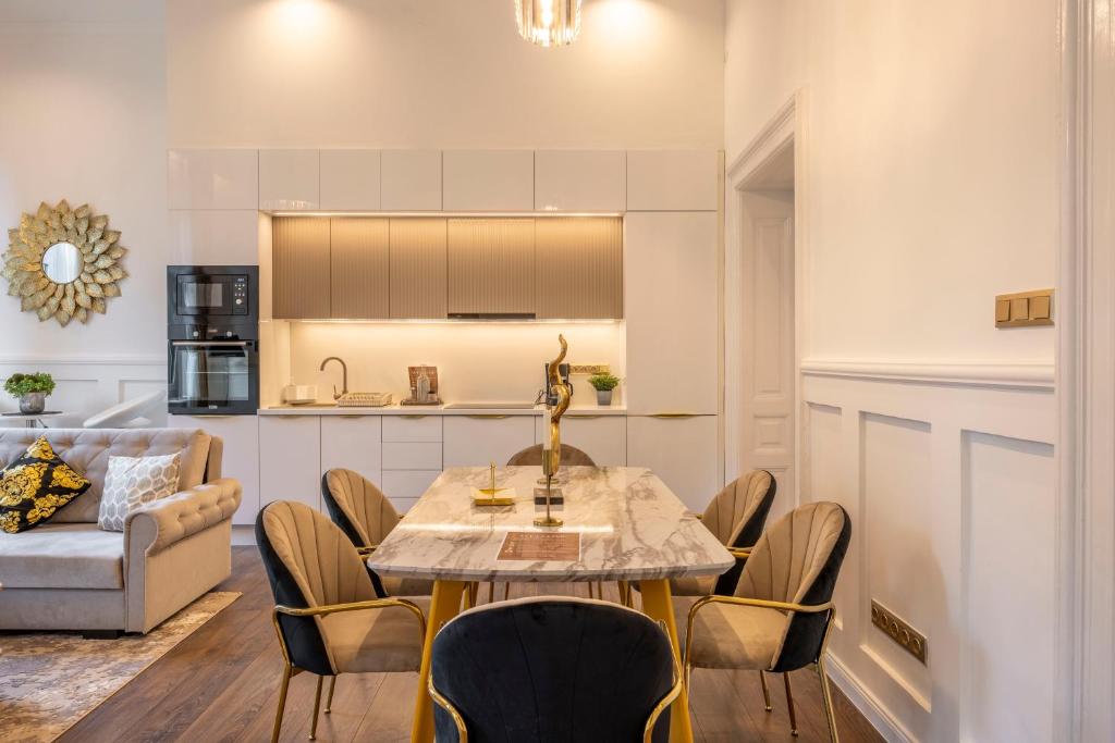 Un lugar para sentarse en High-end Luxurious Quentin Residence in the Heart of Budapest