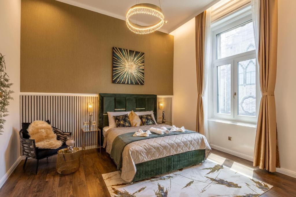 Una cama o camas en una habitación de High-end Luxurious Quentin Residence in the Heart of Budapest