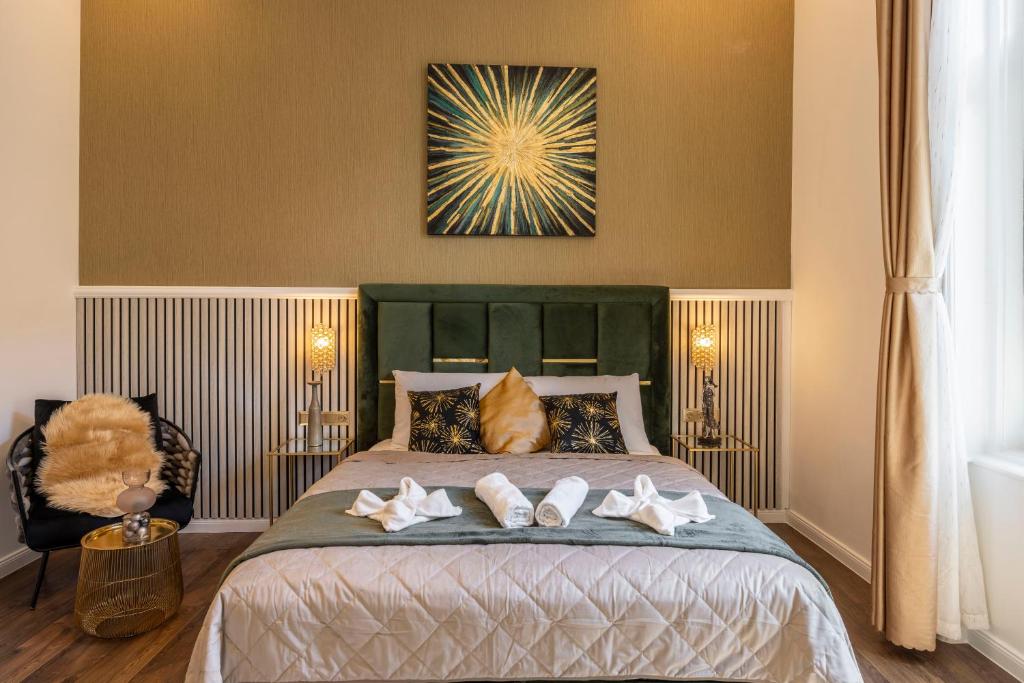 Una cama o camas en una habitación de High-end Luxurious Quentin Residence in the Heart of Budapest