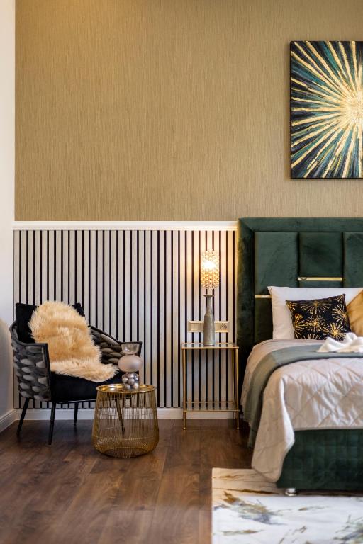 Una cama o camas en una habitación de High-end Luxurious Quentin Residence in the Heart of Budapest