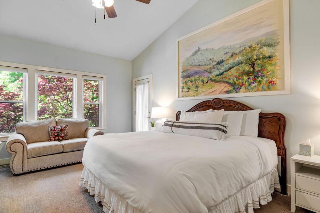 Ένα ή περισσότερα κρεβάτια σε δωμάτιο στο Spacious Eagle Home with Hot Tub