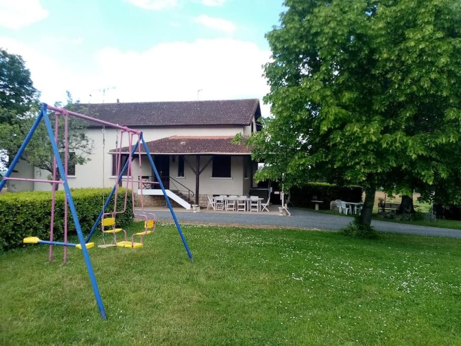 - une aire de jeux dans la cour d'une maison dans l'établissement Maison à la campagne idéale famille et amis, à Montayral