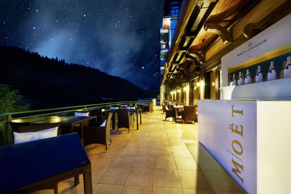 a restaurant with a view of the stars at Retro Riverside Wellness Resort in Karlovy Vary
