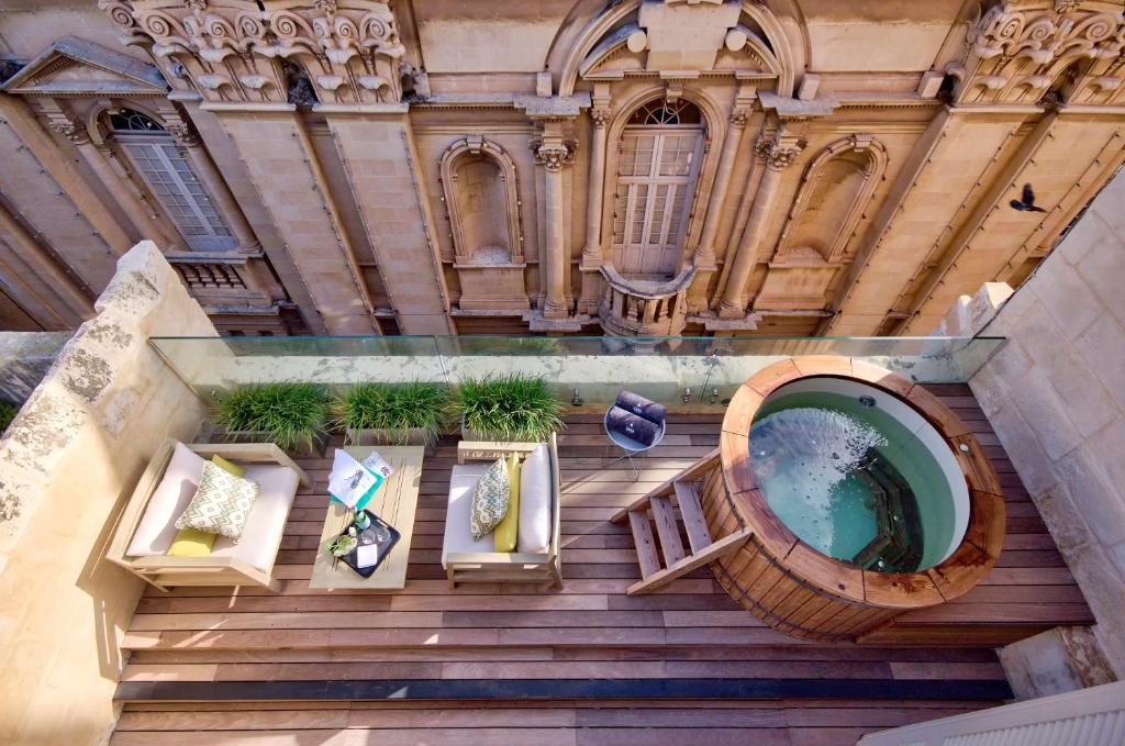 een uitzicht over een zwembad in een gebouw bij Casa Ellul - Small Luxury Hotels of the World in Valletta