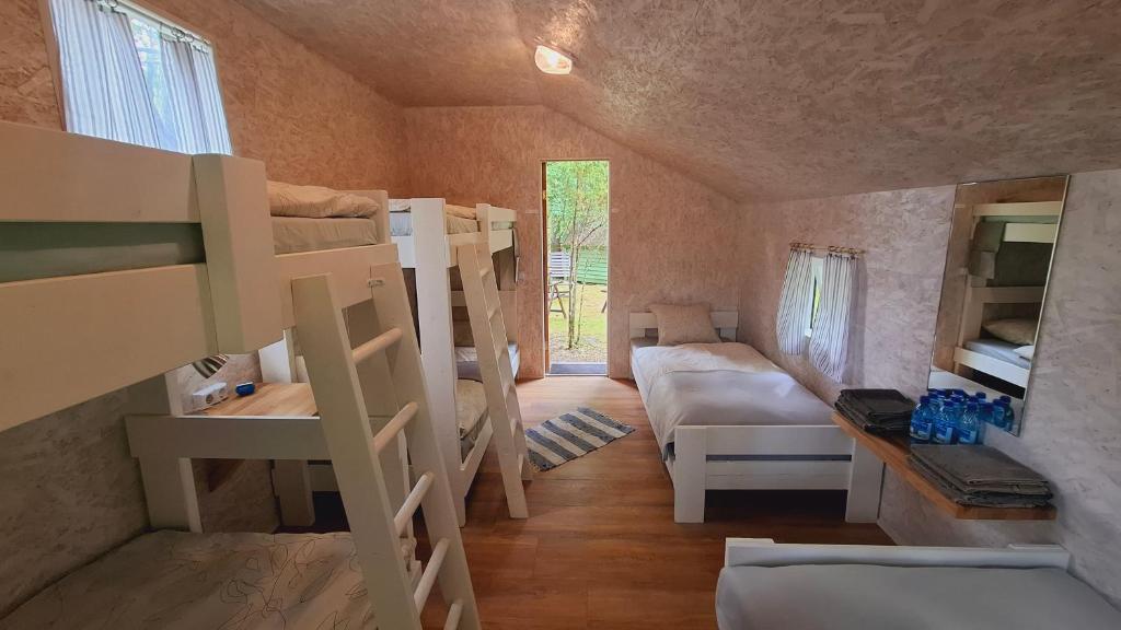 Postel nebo postele na pokoji v ubytování Kardoni Puhkelaager