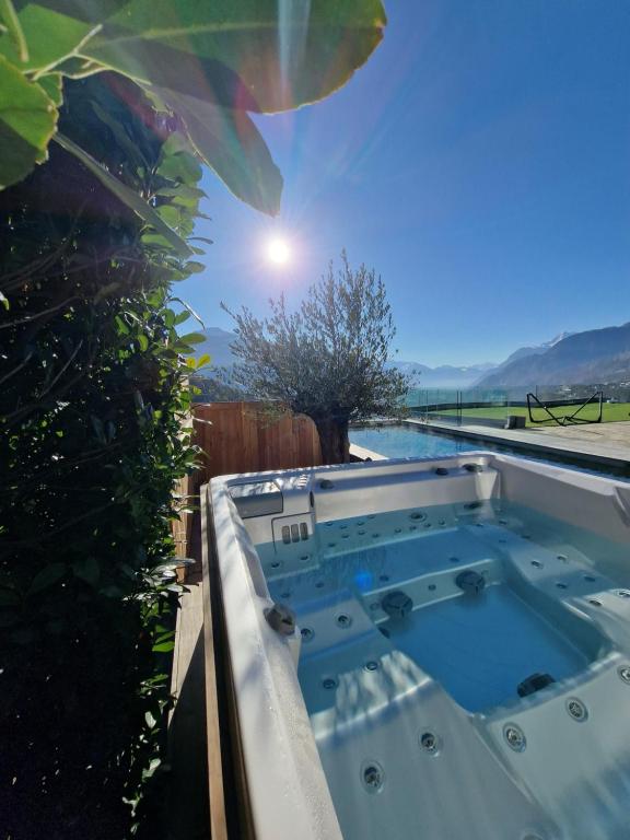 Bazén v ubytování Le Carnotzet Tchiko minimum 2 nights Special weekly and monthly prices nebo v jeho okolí