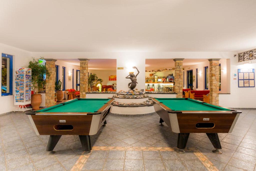 Stół bilardowy w obiekcie Ekaterini Hotel