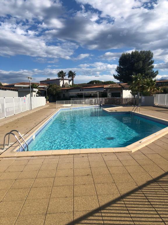une grande piscine avec de l'eau bleue dans l'établissement Maison saint cyprien plage, à Saint-Cyprien