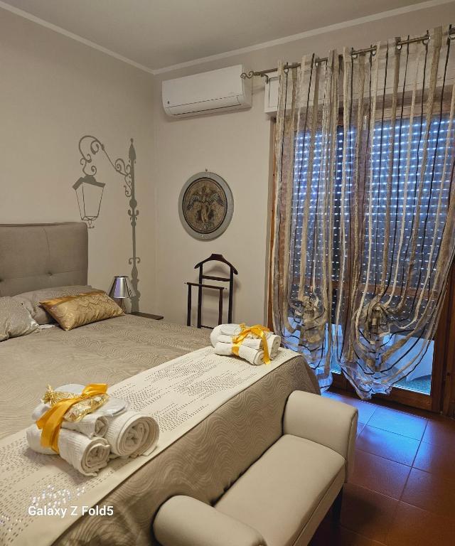 1 dormitorio con cama, sofá y ventana en Le Stanze di Morgana intero appartam. Monterotondo en Monterotondo