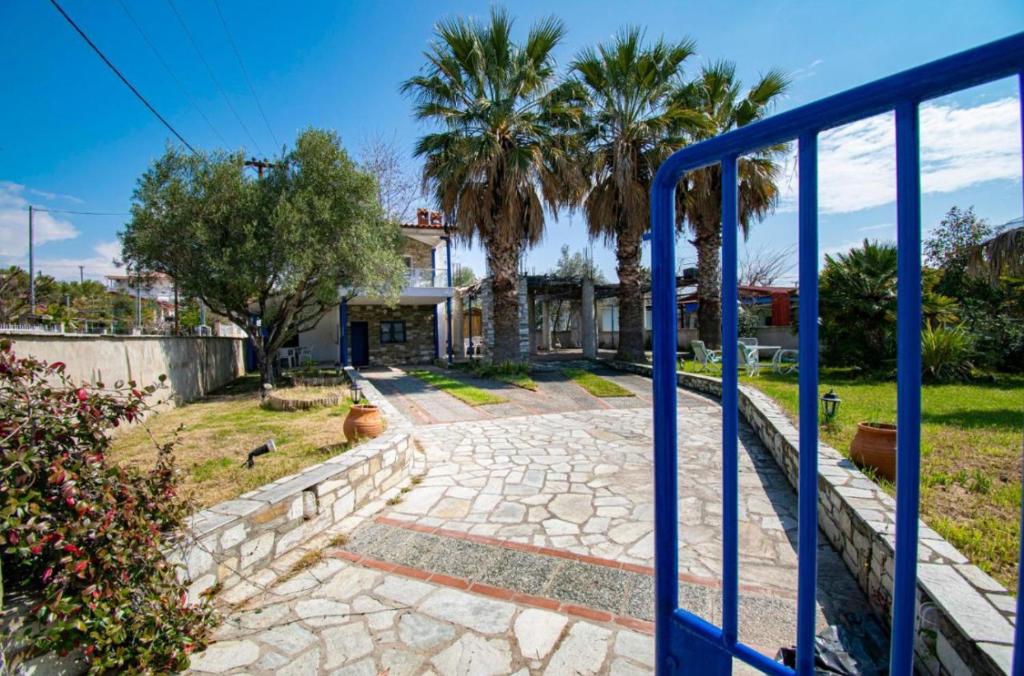 Κήπος έξω από το Cycladic stone house by the sea