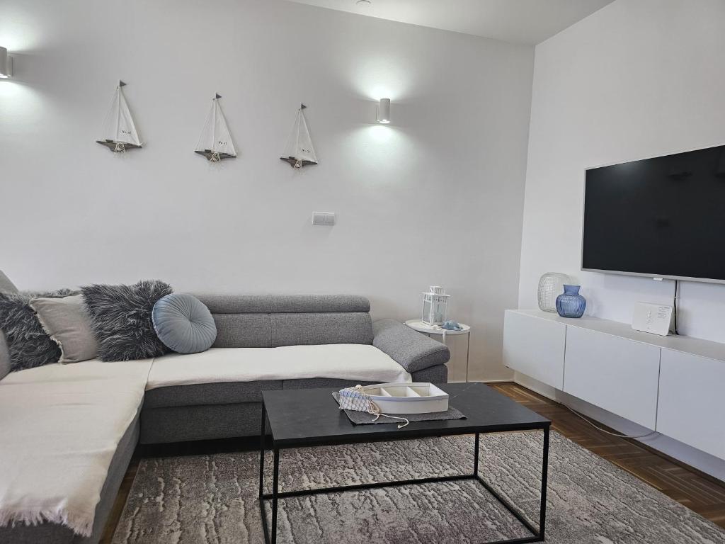 TV a/nebo společenská místnost v ubytování Apartment Antonia