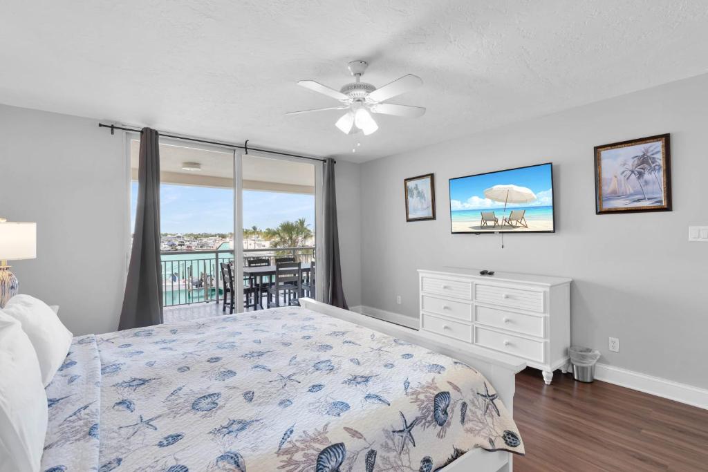 Postel nebo postele na pokoji v ubytování Curacao - Large 2x2 Waterfront Condo Great View Pool & Dock