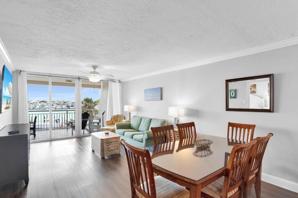 Posezení v ubytování Curacao - Large 2x2 Waterfront Condo Great View Pool & Dock