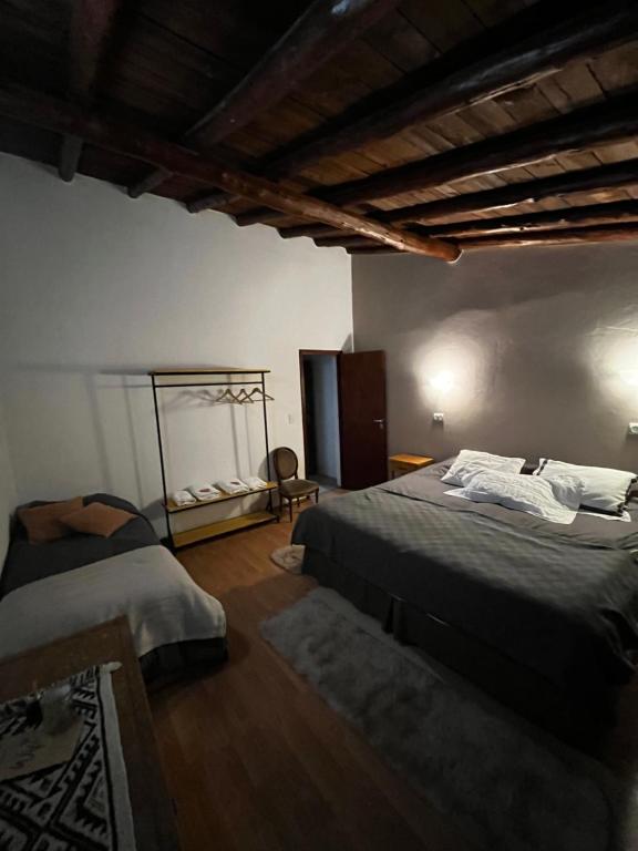 Trono de Nubes في تريفيلين: غرفة نوم مع سرير ومرآة على الحائط