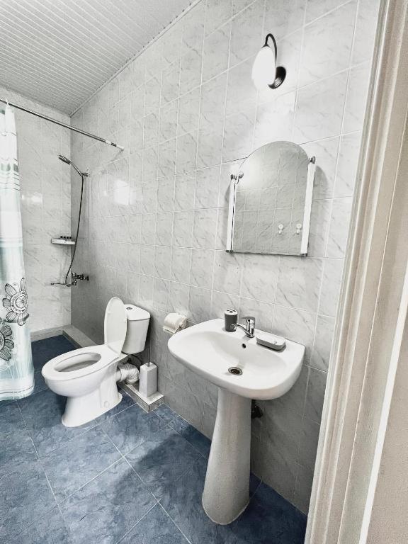 Koupelna v ubytování Savane hotel