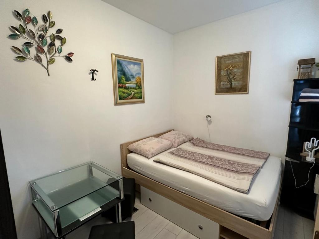 Postel nebo postele na pokoji v ubytování Leptir