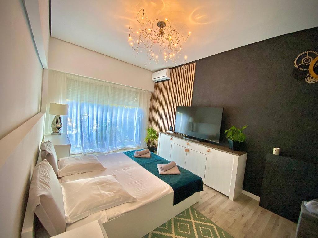 une petite chambre avec un lit et une télévision dans l'établissement Sunny Riviera Apartment, à Nice