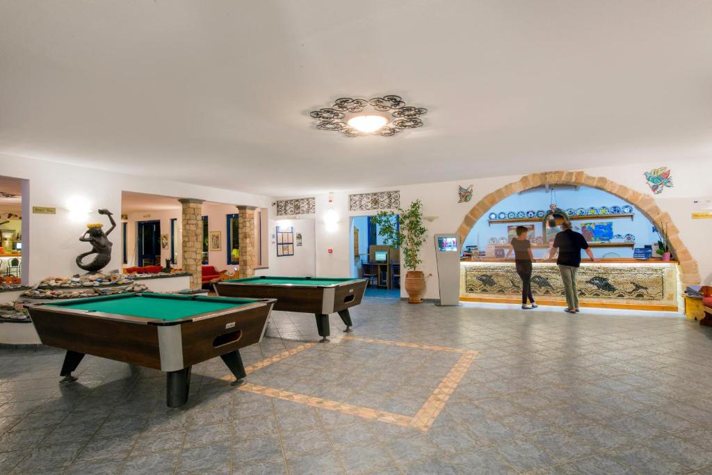 Stół bilardowy w obiekcie Ekaterini Hotel