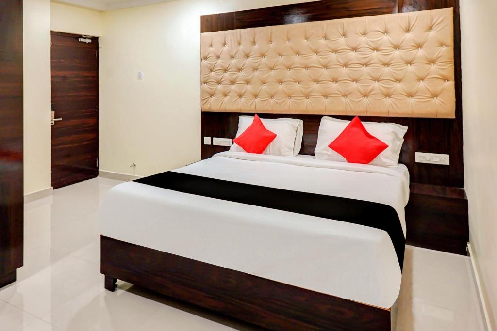 ein Schlafzimmer mit einem großen Bett mit roten Kissen in der Unterkunft Hotel Siddartha Elite in Gunadala