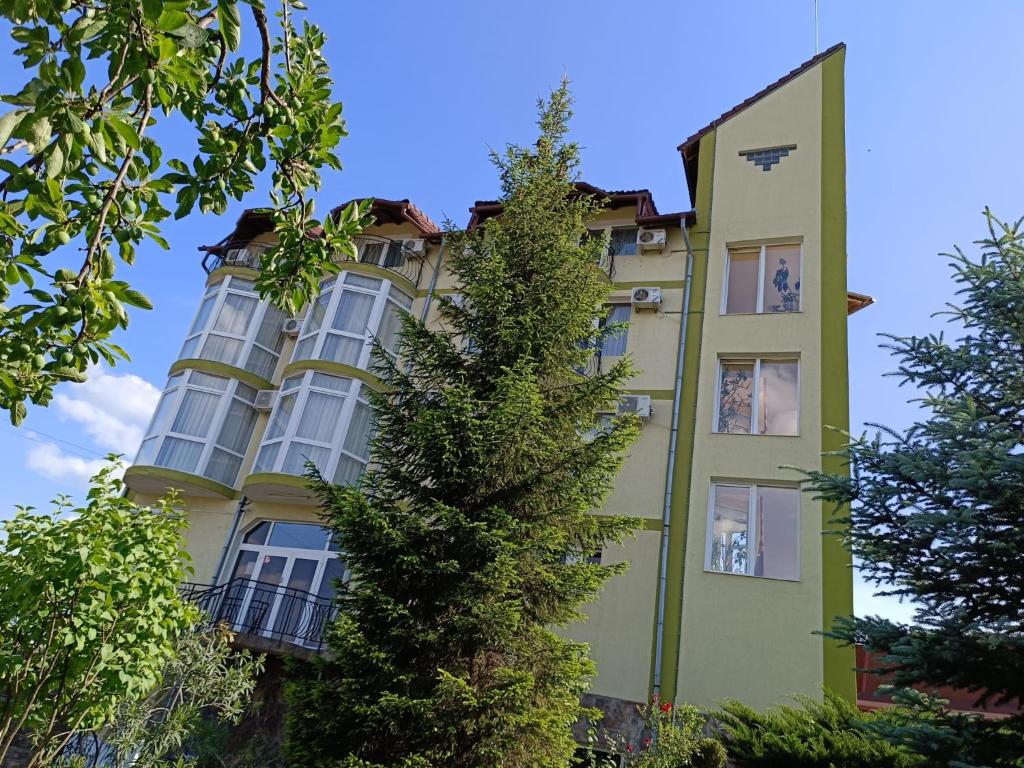 Budova, kde se vila nachází