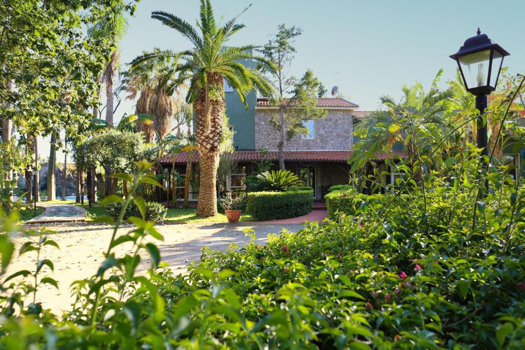 budynek z palmą i światłem ulicznym w obiekcie B&B La Villa w mieście Giardini Naxos