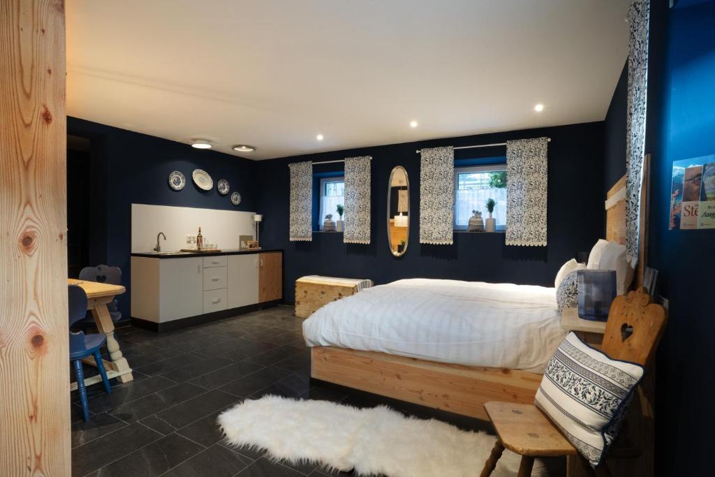 Postel nebo postele na pokoji v ubytování august träumt - das tiroler apartment im blauen