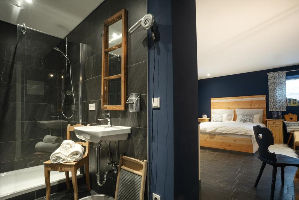 Postel nebo postele na pokoji v ubytování august träumt - das tiroler apartment im blauen