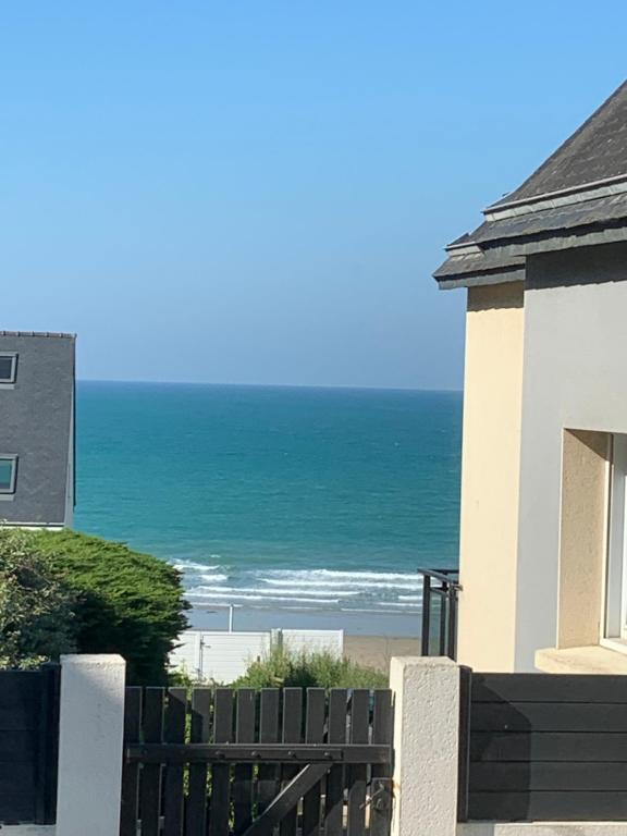 une vue sur l'océan depuis une maison dans l'établissement Mer et campagne, à Plérin