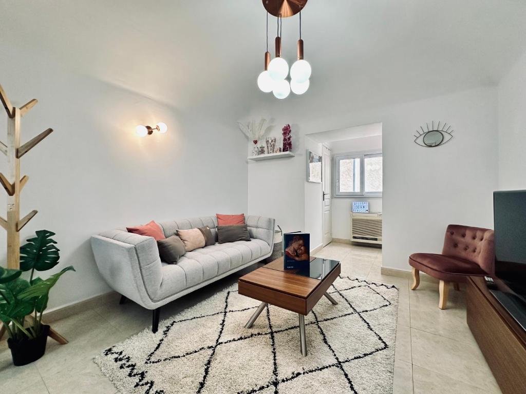 un salon avec un canapé et une table basse dans l'établissement Magnifique deux pièces au cœur d Ajaccio, à Ajaccio
