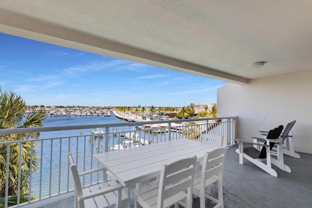 Balkón nebo terasa v ubytování Andros - Spacious 2x2 Waterfront Condo