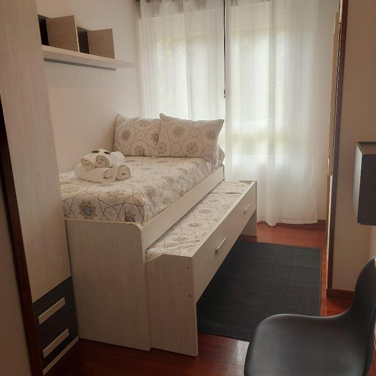 Telewizja i/lub zestaw kina domowego w obiekcie Bonito piso con garaje y piscina a 8 'centro