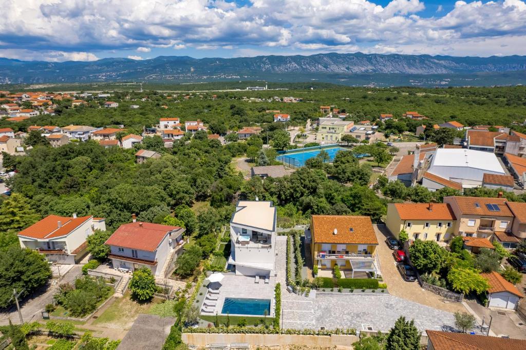 una vista aerea di una tenuta residenziale con piscina di Appartments Adriatic a Omišalj (Castelmuschio)