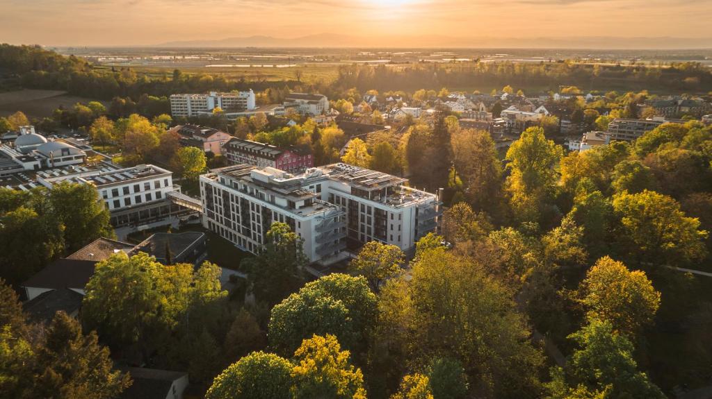 eine Luftansicht auf eine Stadt mit Bäumen und Gebäuden in der Unterkunft Nouri in Bad Krozingen