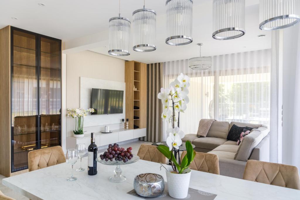 un soggiorno con un tavolo e un divano di Dom na Miłkowskiego a Siemiatycze