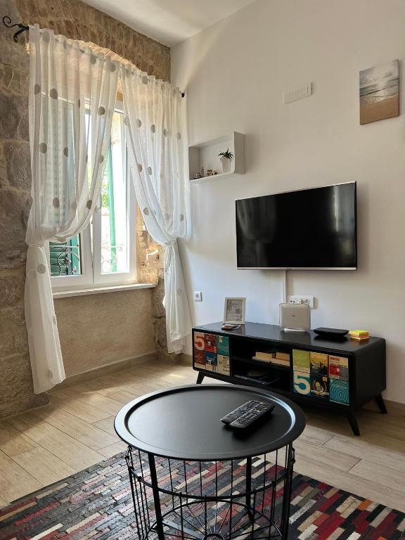 Televízia a/alebo spoločenská miestnosť v ubytovaní Apartment Fonte