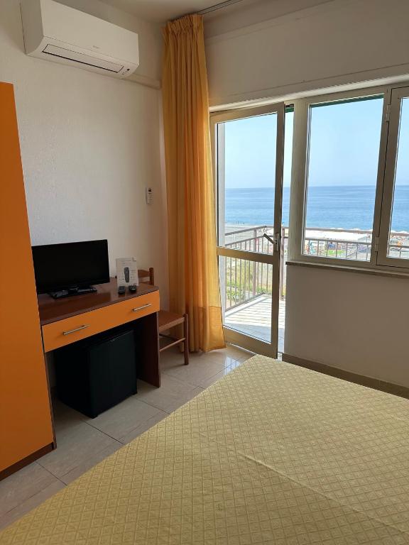 TV a/nebo společenská místnost v ubytování Hotel Germania