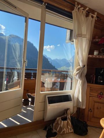 Cette chambre dispose d'une fenêtre offrant une vue sur les montagnes. dans l'établissement Résidence Veronica, à Châtel