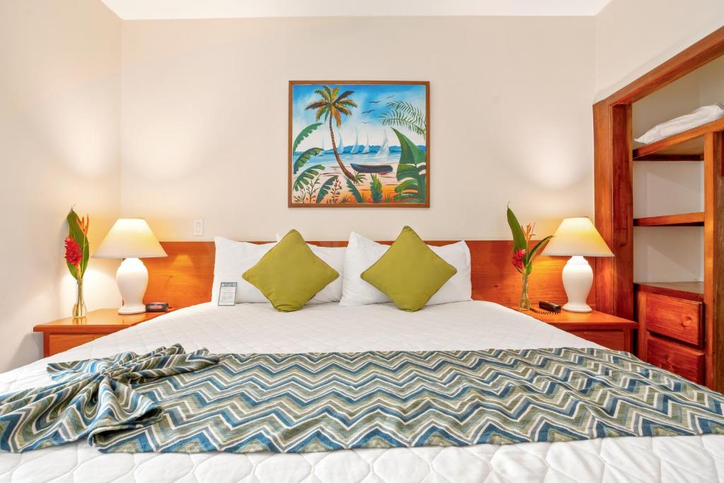 Postel nebo postele na pokoji v ubytování SunBreeze Suites