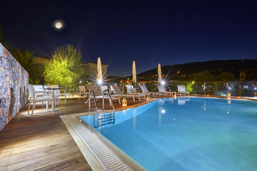 Bazén v ubytování Mystery Skiathos Luxury Residence nebo v jeho okolí
