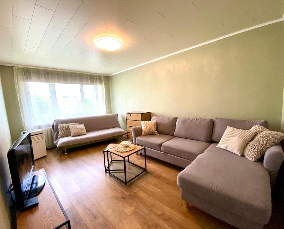ein Wohnzimmer mit einem Sofa und einem TV in der Unterkunft 2-toaline puhkekoht Mai 25 in Pärnu