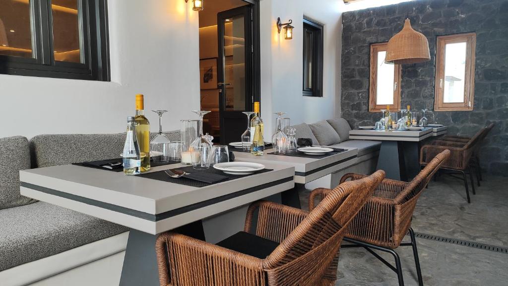 Nápoje v ubytování NĒRO Suites by NOMÉE Hospitality Group