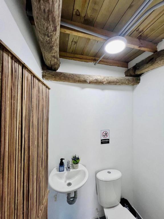 Koupelna v ubytování Itaca Eco House